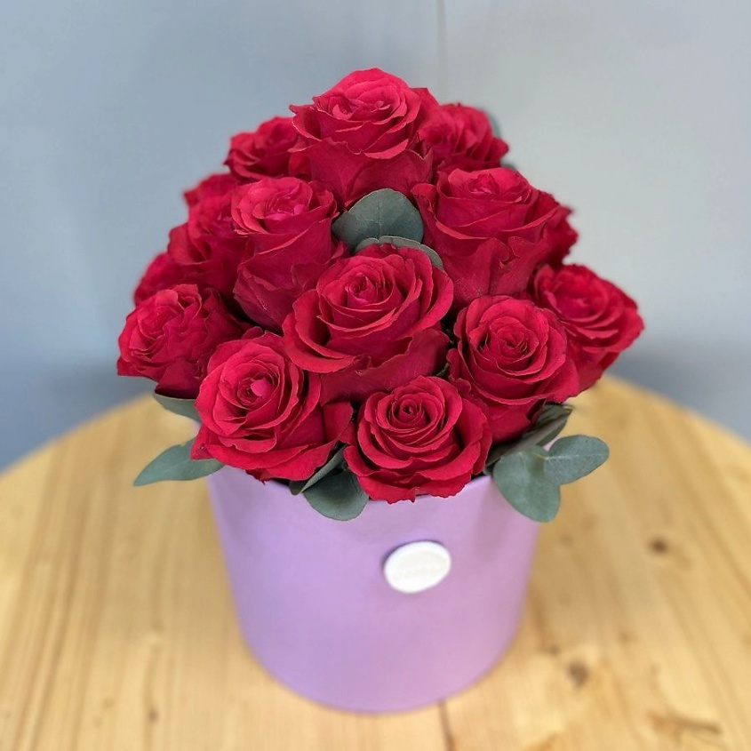 Изображение товара Эквадорская роза с эвкалиптом в шляпной коробке - композиция от CVETOV. RU