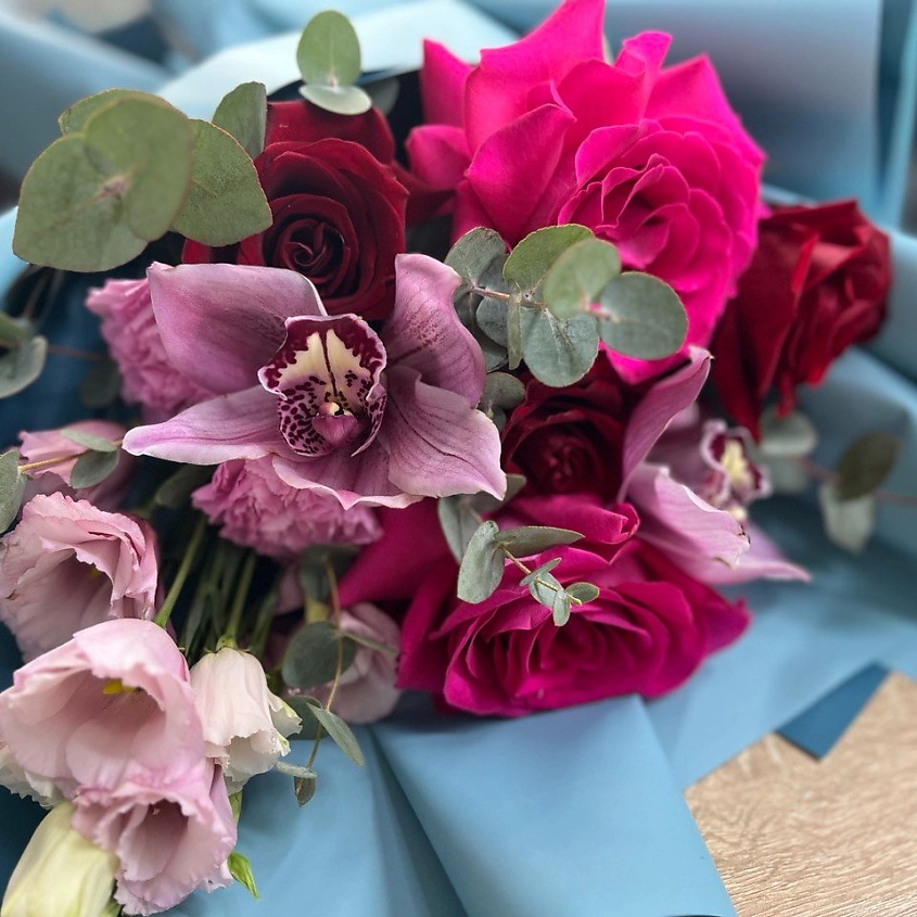 Изображение товара Мой яркий букет из роз, эустомы и цимбидиума для особого случая