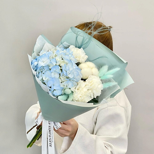

JULES FLOWER ATELIER «Небесный вояж» Букет с гортензией, белыми диантусами и сухоцветами, «Небесный вояж» Букет с гортензией, белыми диантусами и сухоцветами