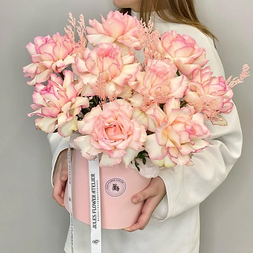 

JULES FLOWER ATELIER Цветы в коробке «Розовый тайфун» с французской розой, Цветы в коробке «Розовый тайфун» с французской розой