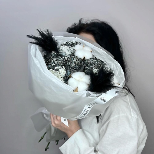 

JULES FLOWER ATELIER «Black swan» букет с диантусами , хлопком в стильной упаковке, «Black swan» букет с диантусами , хлопком в стильной упаковке