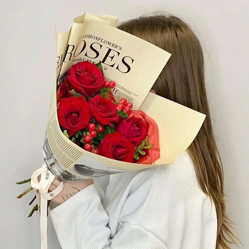 

JULES FLOWER ATELIER «Клюквенный щербет» Букет из красных роз и гиперикума, «Клюквенный щербет» Букет из красных роз и гиперикума