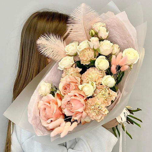 

JULES FLOWER ATELIER «Персиковый пух» букет с пионовидной розой и диантусами, «Персиковый пух» букет с пионовидной розой и диантусами