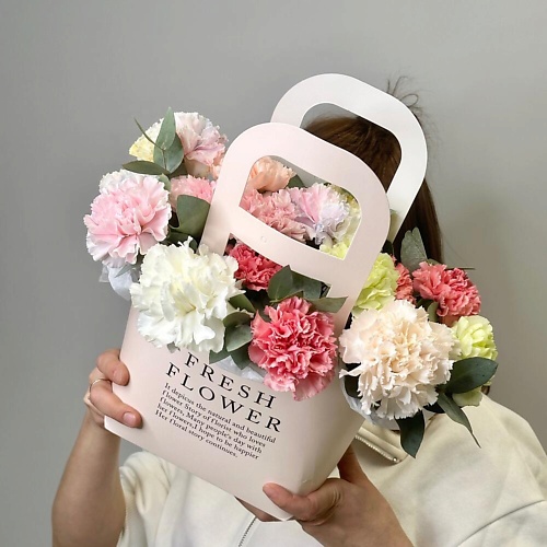 

JULES FLOWER ATELIER «Ассорти» композиция из гвоздик в сумке, «Ассорти» композиция из гвоздик в сумке