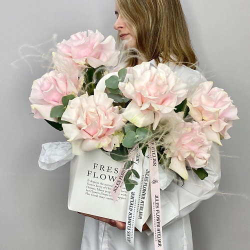 

JULES FLOWER ATELIER «Зефир» французские розы с эвкалиптом в сумке, «Зефир» французские розы с эвкалиптом в сумке
