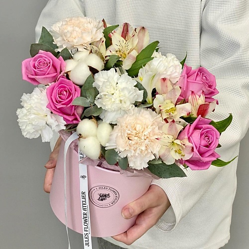 

JULES FLOWER ATELIER «Bubble tea» коробка с альстромериями,розами и хлопком, «Bubble tea» коробка с альстромериями,розами и хлопком