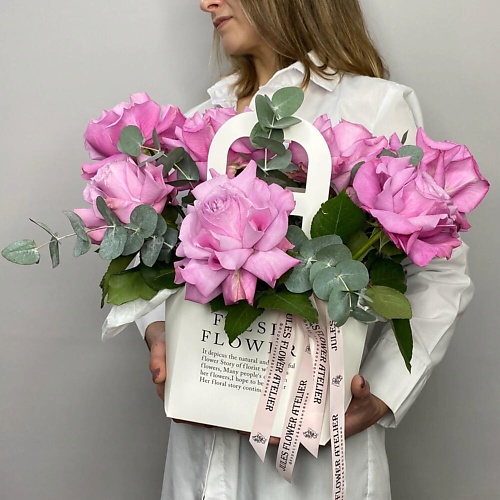 

JULES FLOWER ATELIER «Магия Цвета» французские розы с эвкалиптом в сумке, «Магия Цвета» французские розы с эвкалиптом в сумке