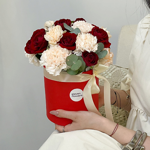 

ELEVEN FLOWERS Композиция из красных роз и диантусов, Композиция из красных роз и диантусов