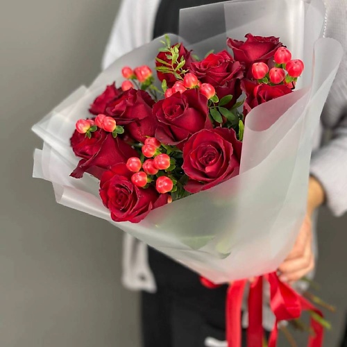 

4 СЕЗОНА Дуобукет из роз и гиперикума, Дуобукет из роз и гиперикума