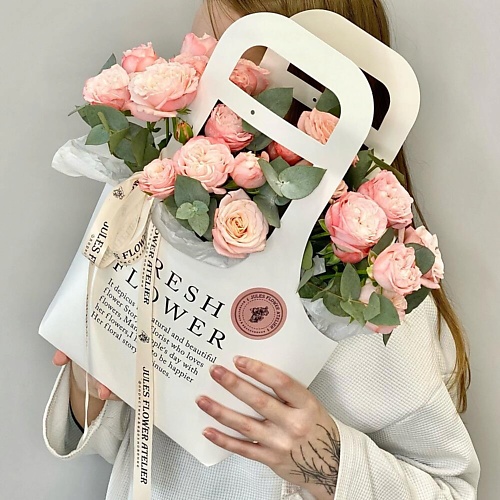 

JULES FLOWER ATELIER «Аврора» композиция из пионовидной кустовой розы в сумке, «Аврора» композиция из пионовидной кустовой розы в сумке