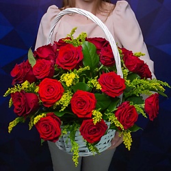 Корзина с цветами /  Букет из 25 красных роз и содидаго в корзине Алый каприз