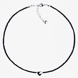 Чокер из белого бисера с гематитовым сердцем