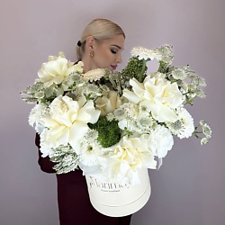 Букет в шляпной коробке «Молочный бриз»