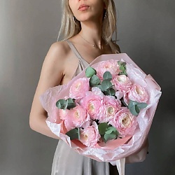 Букет из розовых ранункулюсов