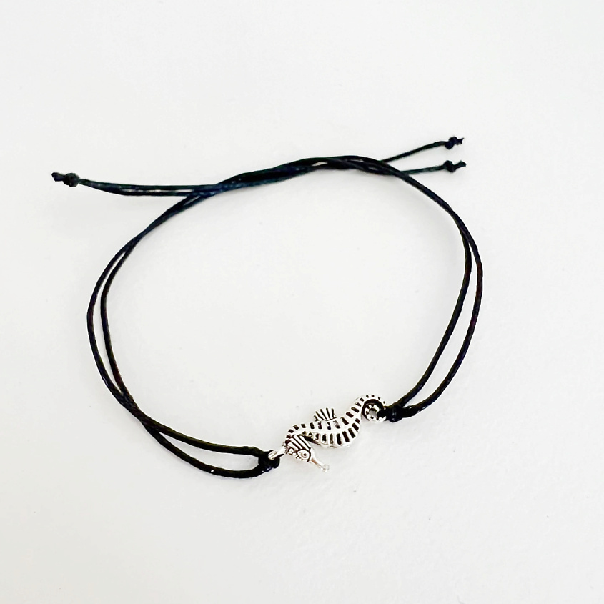 Изображение товара Браслет желаний с символом на красной нити от Сочиняй мечты