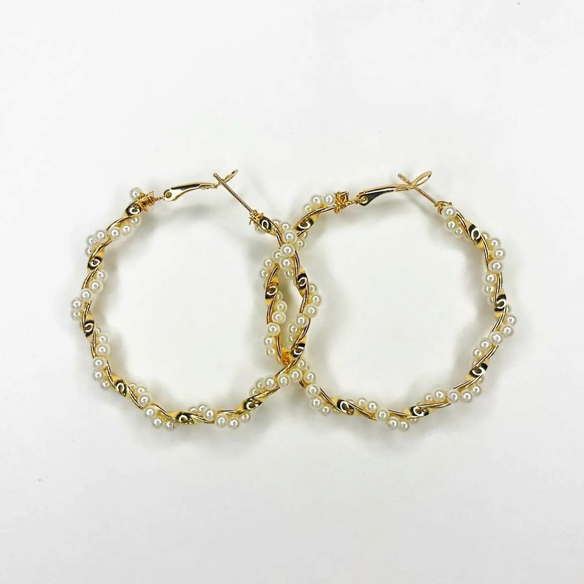 Изображение товара GILMEEVA серьги-кольца с бисером бежевые 40х40 мм стильное украшение