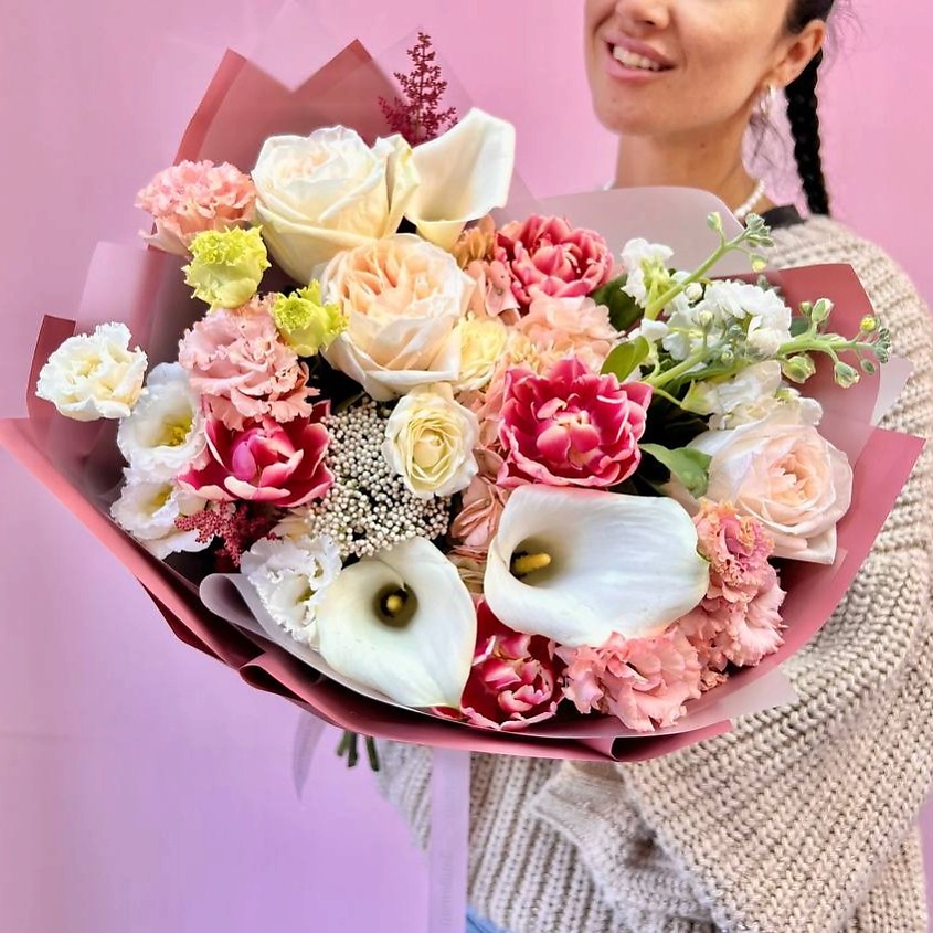 Изображение товара ЗАЦВЕТАЙ. ЦВЕТОЧНЫЙ БУТИК Сочный букет из пионовидных роз , тюльпанов и калл «Тропикана женщина», 1 шт.