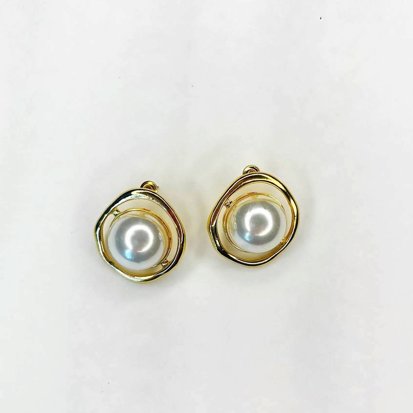 Изображение товара Жемчужные серьги пусеты из бижутерного сплава GILMEEVA