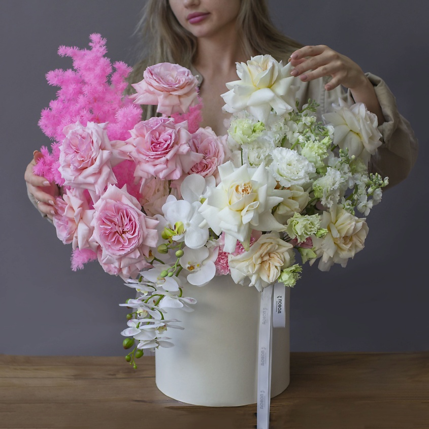 Изображение товара Букет живых цветов в шляпной коробке Санта-Роза с гортензией и розами, 65 см