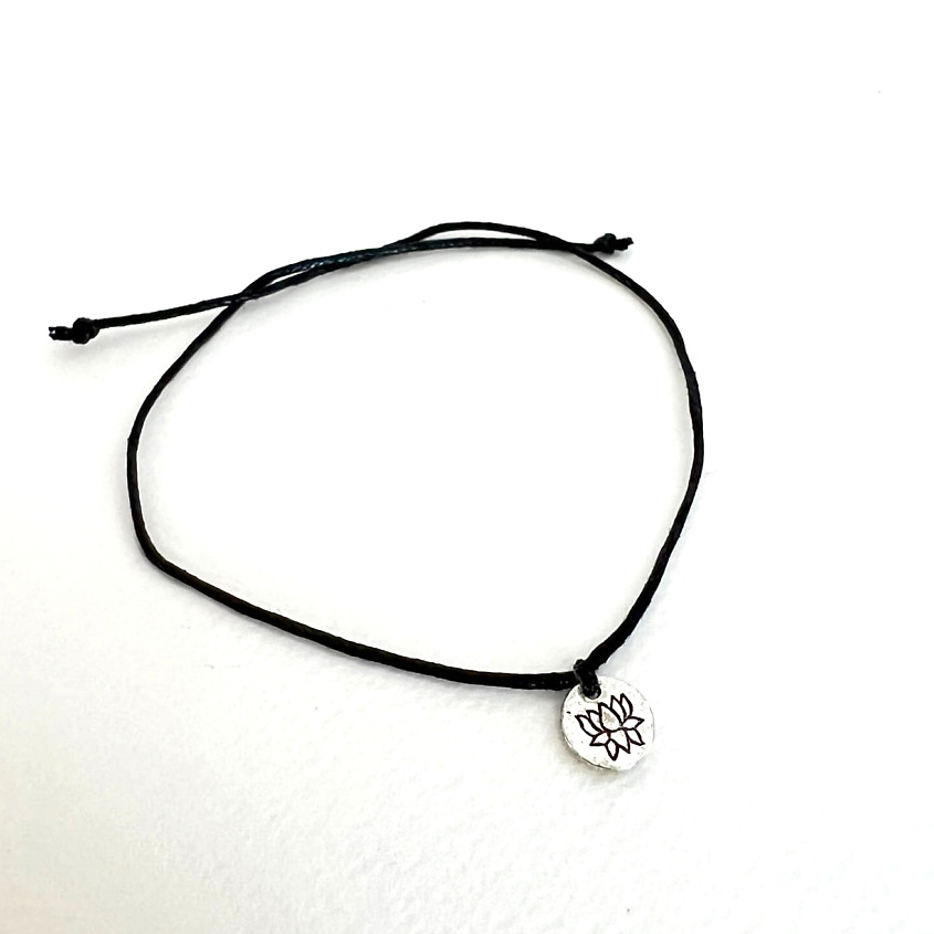 Изображение товара Браслет желаний с символом на красной нити от бренда Сочиняй мечты