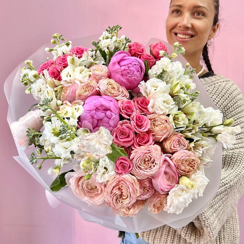 Изображение товара Люксовый букет цветов "Ягодное драже" с пионами и розами 20900 руб