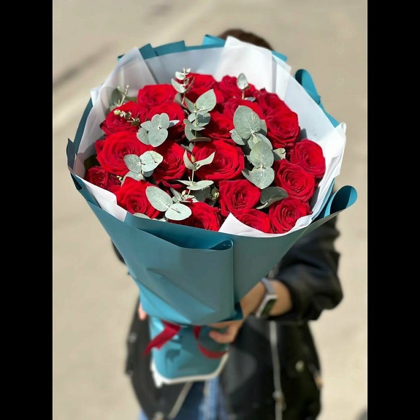 Изображение товара ПЯТЬ ЦВЕТОВ 19 красных роз с эвкалиптом, Эквадор 50 см, Букет Изображение товара ПЯТЬ ЦВЕТОВ 19 красных роз с эвкалиптом, Эквадор 50 см, Букет