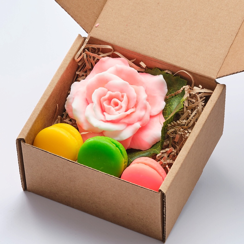 Изображение товара Мыло ручной работы SKUINA Розовая роза и макаруны, 110 г - натуральное ароматное средство для тела