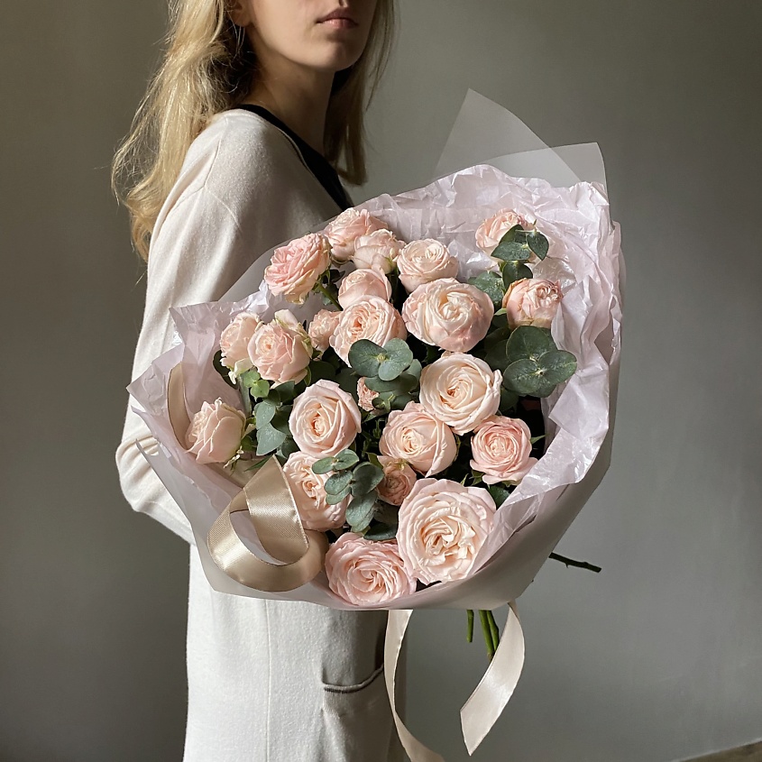 Изображение товара VERESK Нежный букет с кустовыми пудровыми розами и эвкалиптом, 1 шт.