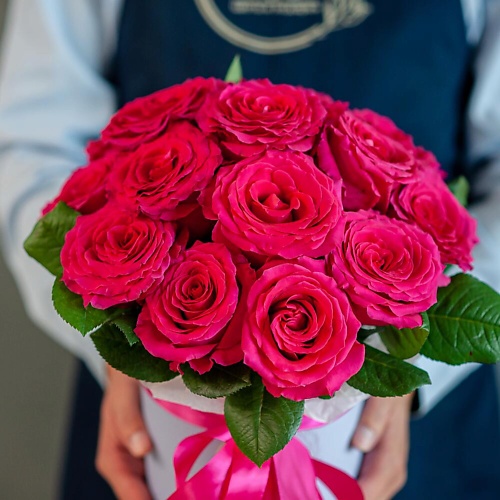 

ЦВЕТНИК ЦВЕТЫ И ПОДАРКИ Малиновые розы в шляпной коробке, Малиновые розы в шляпной коробке