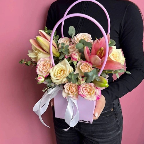 

GLOW FLOWERS Букет из лилии и роз в сумочке, Букет из лилии и роз в сумочке