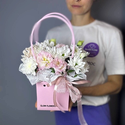 

GLOW FLOWERS Букет живые цветы с эустомой и хризантемой в сумочке для ваших близких, Букет живые цветы с эустомой и хризантемой в сумочке для ваших близких