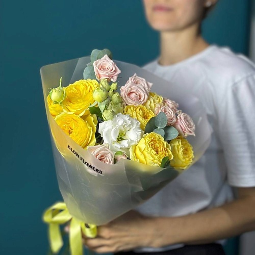 GLOW FLOWERS Букет из кустовых роз и эустомы для ваших близких 6280₽