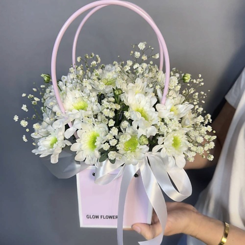 

GLOW FLOWERS Кустовая хризантема и гипсафила в сумочке, Кустовая хризантема и гипсафила в сумочке