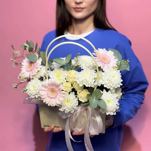

GLOW FLOWERS Композиция из гербера, кустовых роз, и кустовых хризантем в сумочке, Композиция из гербера, кустовых роз, и кустовых хризантем в сумочке