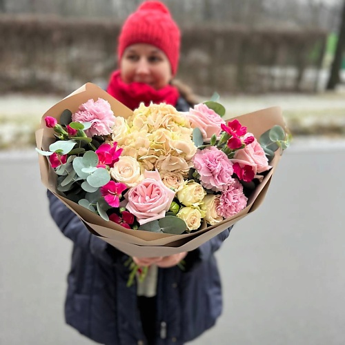 LE BOUQUET Букет из гортензии диантусов и пионовидных роз