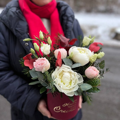 

LE BOUQUET Пионы, розы, живая елка ветки, Пионы, розы, живая елка ветки