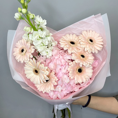 

ELEVEN FLOWERS Весенний букет с пышной гортензией и нежными герберами, Весенний букет с пышной гортензией и нежными герберами