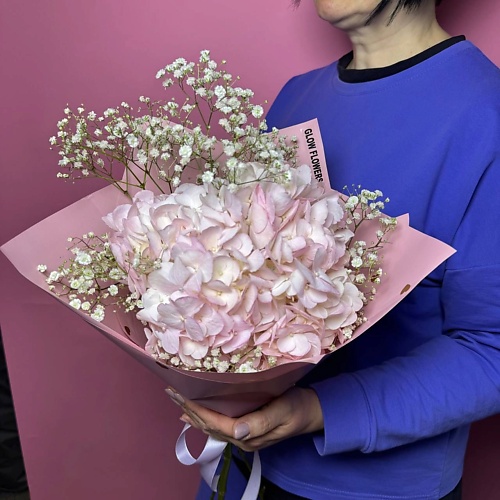 

GLOW FLOWERS Букет из розовой гортензии и гипсофилы в фирменной упаковке, Букет из розовой гортензии и гипсофилы в фирменной упаковке