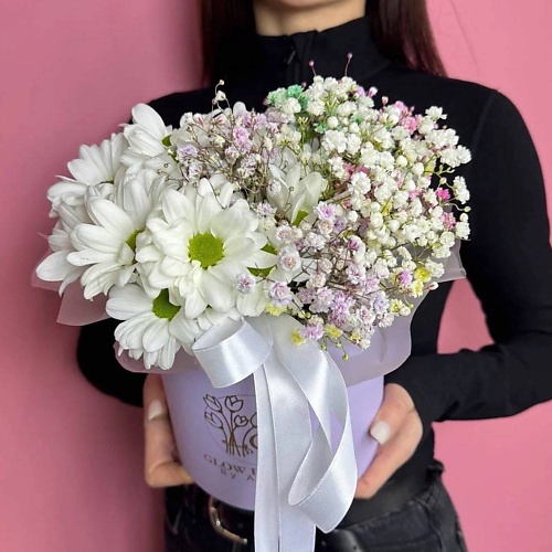 

GLOW FLOWERS Букет хризантема и гипсафила в шляпной коробке, Букет хризантема и гипсафила в шляпной коробке