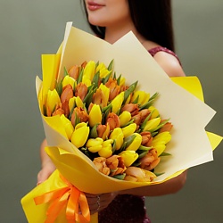 Букет из рыже-желтых тюльпанов