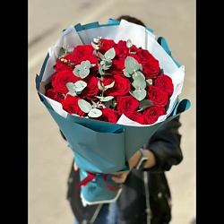 19 красных роз с эвкалиптом, Эквадор 50 см