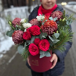 Букет из шикарных пионовидных роз эустомы сосны и эвкалипта