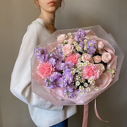 Нежный букет с кустовыми розами, ромашками и маттиолой