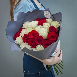 25 красно-белых роз 60 см