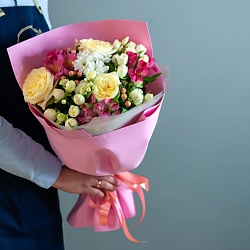 Букет в нежных тонах с альстромерией кустовой и одноголовой розой