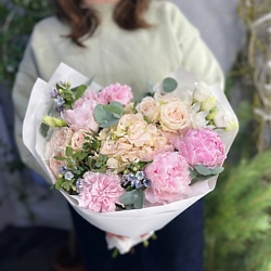 Нежный букет из пионов, роз, гортензии и дианусов