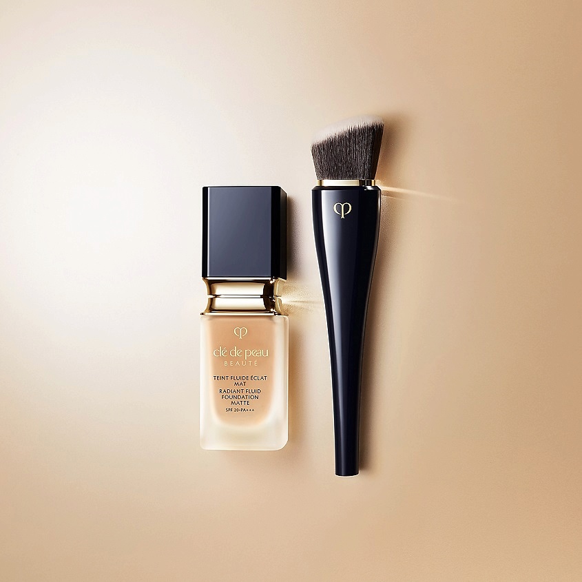 CLÉ DE PEAU BEAUTÉ Кисть для создания плотного покрытия – фото 3