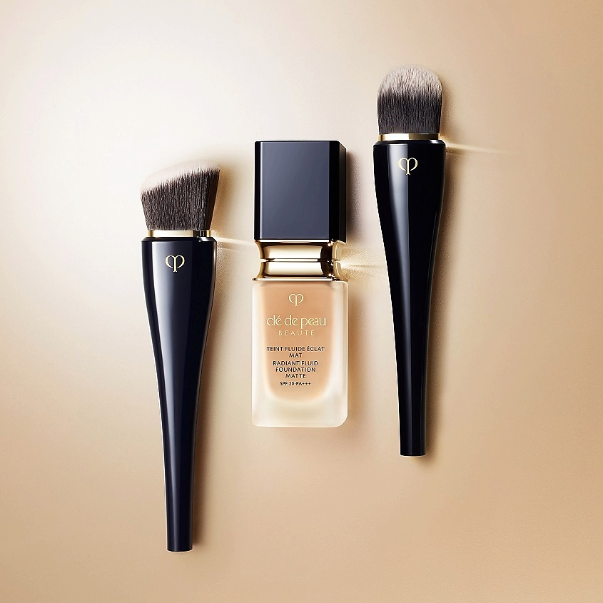 CLÉ DE PEAU BEAUTÉ Кисть для создания плотного покрытия – фото 2