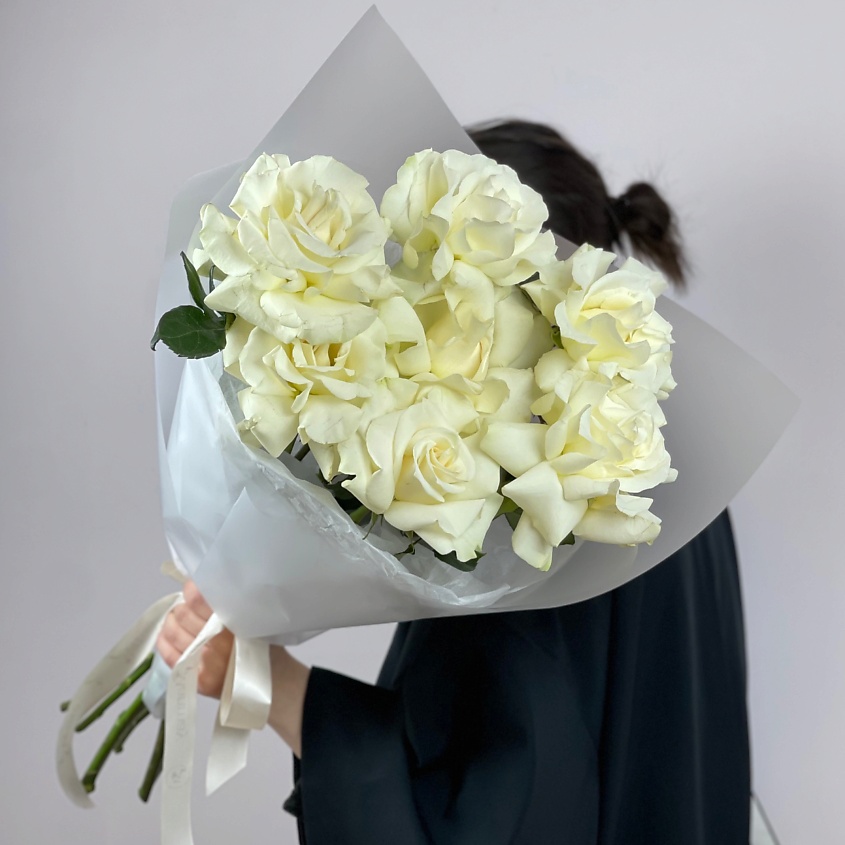 Изображение товара Монобукет из 7 белых французских роз - элегантный подарок