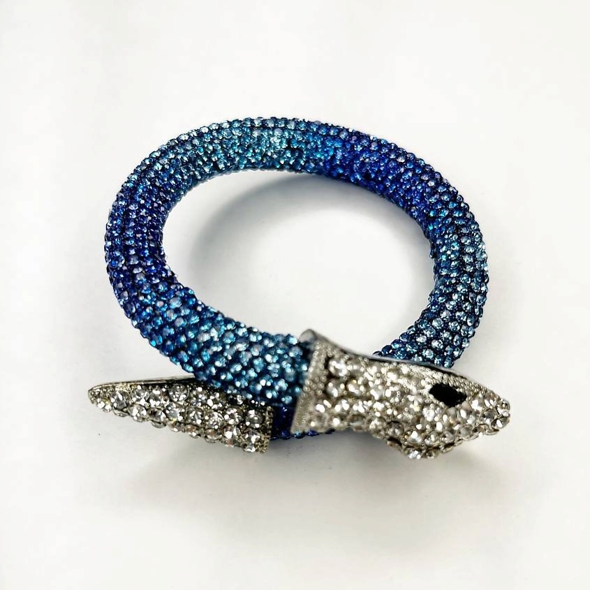 Изображение товара Женский браслет змея с блестящими стразами голубого цвета 50х50 мм